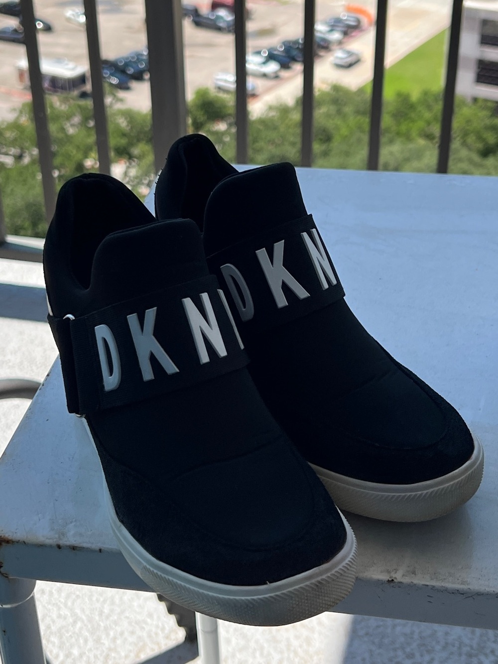 DKNY Black Platform Slip-On Logo Sneakers – Women’s Size 6M